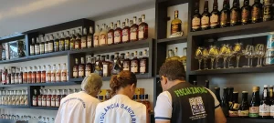 Procon e Vigilância Sanitária descartam mais de 136 litros de bebidas irregulares em Natal