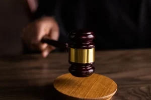 Mulher é condenada a nove meses de detenção por difamação contra escola particular de Natal