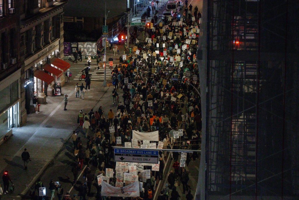 Manifestantes são presos após impedirem ação do Serviço de Imigração em Nova York