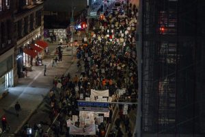 Manifestantes são presos após impedirem ação do Serviço de Imigração em Nova York