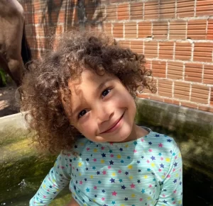 Família faz campanha de doação de sangue para criança de 4 anos internada com doença rara em Natal