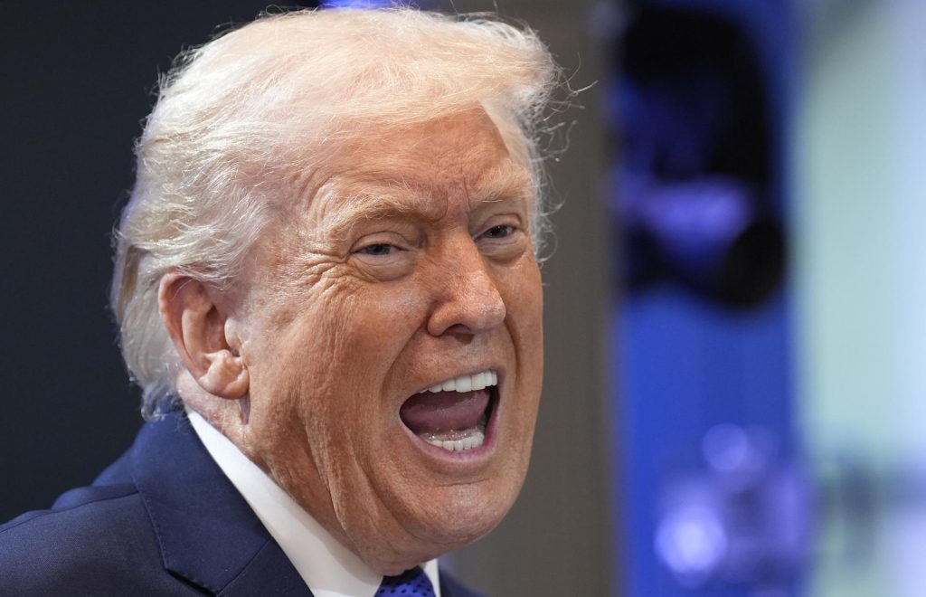 Trump desafia Suprema Corte e aumenta tarifa para 15%