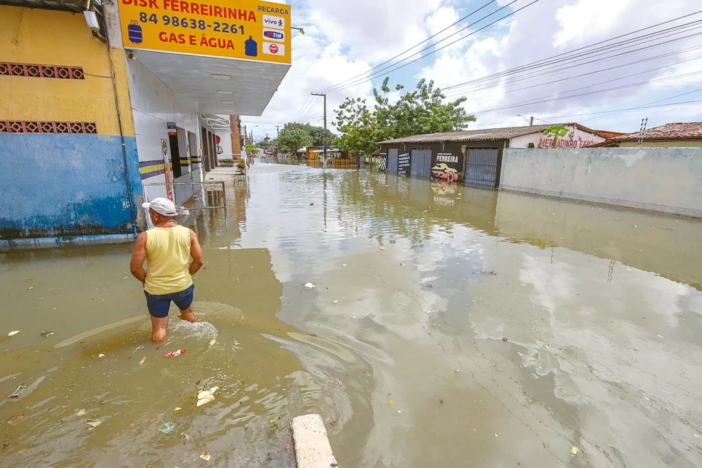 Famílias deixam casas após lagoa transbordar na ZN