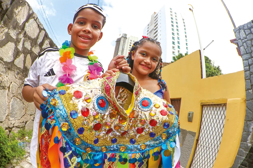 Crianças e adolescentes dão vida à tradição nas escolas de samba de Natal