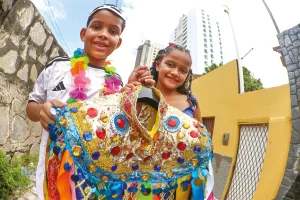 Crianças e adolescentes dão vida à tradição nas escolas de samba de Natal