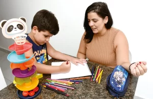 Famílias de crianças com autismo relatam desafios na volta às aulas