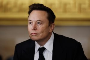 Musk denuncia como “ataque político” operação na França