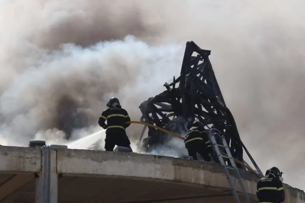 Bombeiros controlam incêndio que atingiu estátua de santa em Natal