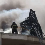 Bombeiros controlam incêndio que atingiu estátua de santa em Natal