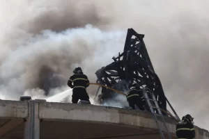 Bombeiros controlam incêndio que atingiu estátua de santa em Natal