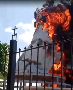 Vídeo mostra fogo consumindo estrutura da estátua de Nossa Senhora de Fátima em Natal
