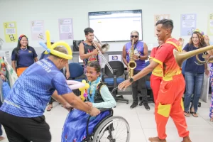 Casa Durval Paiva promove Carnaval especial para crianças em tratamento