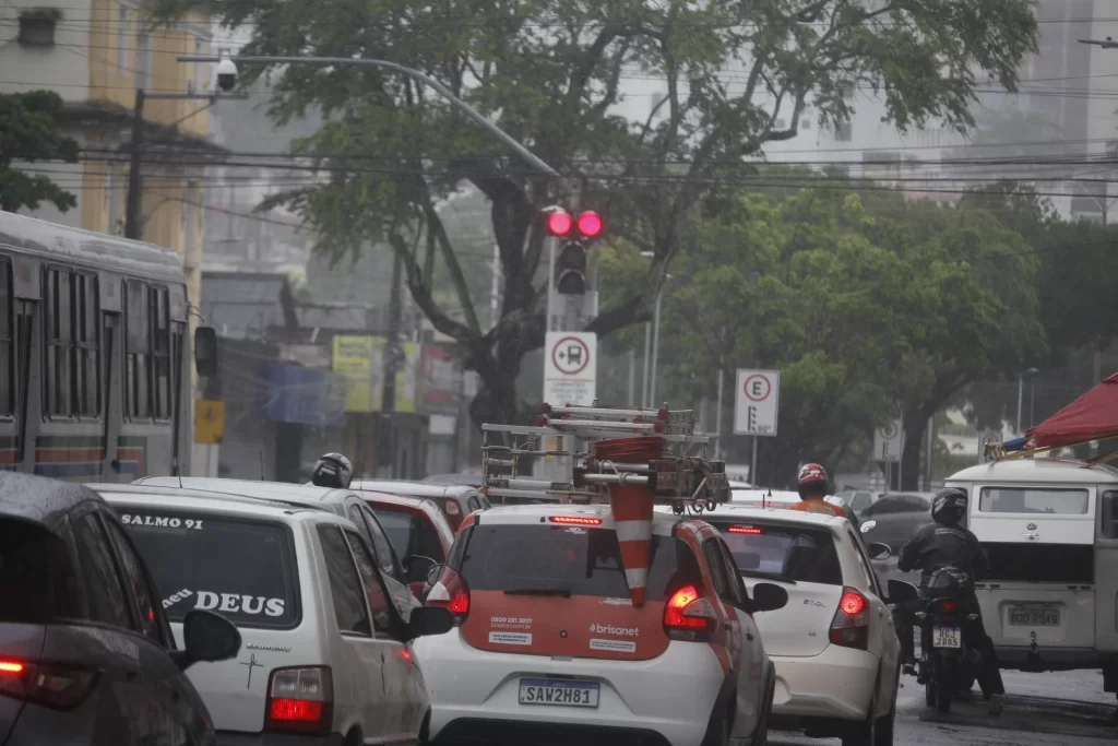 Trânsito em Natal tem vias intransitáveis e congestionamento após chuvas intensas