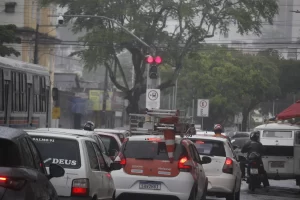 Trânsito em Natal tem vias intransitáveis e congestionamento após chuvas intensas