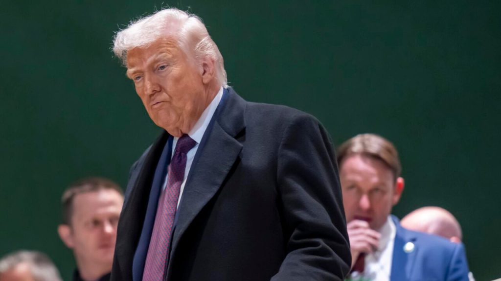 Homem armado é morto a tiros ao tentar invadir casa de Trump