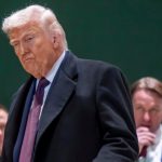 Homem armado é morto a tiros ao tentar invadir casa de Trump
