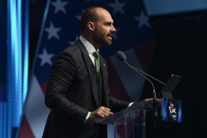 Eduardo defende candidatura de Flávio e critica Lula e o STF