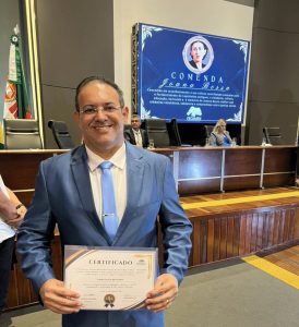 Presidente da Câmara de Parelhas recebe Medalha de Honra Joanna Bessa em Natal