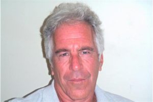 Pessoa é vista perto da cela de Epstein no dia em que ele morreu