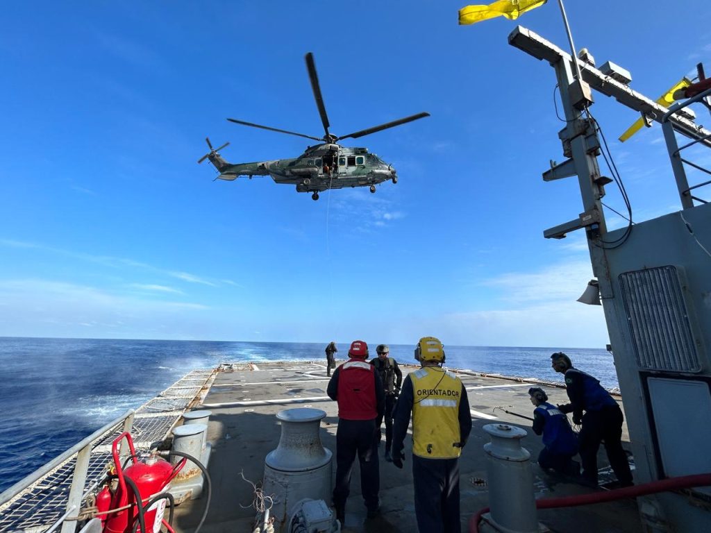 Marinha do Brasil participa de operação para resgate de tripulante de veleiro no Oceano Atlântico