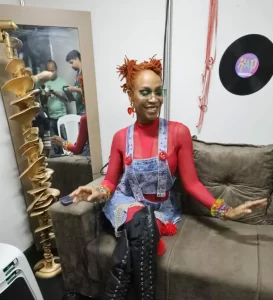 Karol Conká é homenageada como madrinha do Bloco das Kengas