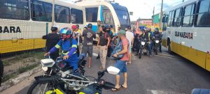 Ônibus colide com trem na avenida Nevaldo Rocha, zona Oeste de Natal