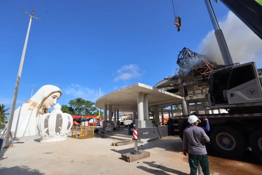 Curto-circuito em máquina de solda provocou incêndio em estátua de santa, diz artista responsável