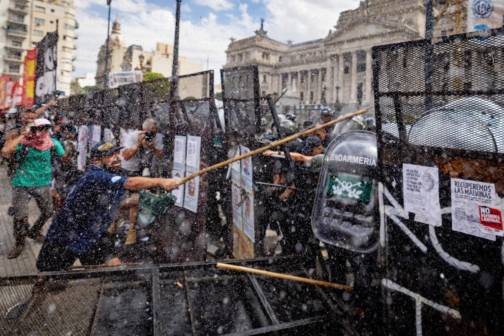 Milei apresenta denúncia de terrorismo contra manifestantes