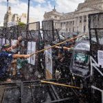 Milei apresenta denúncia de terrorismo contra manifestantes