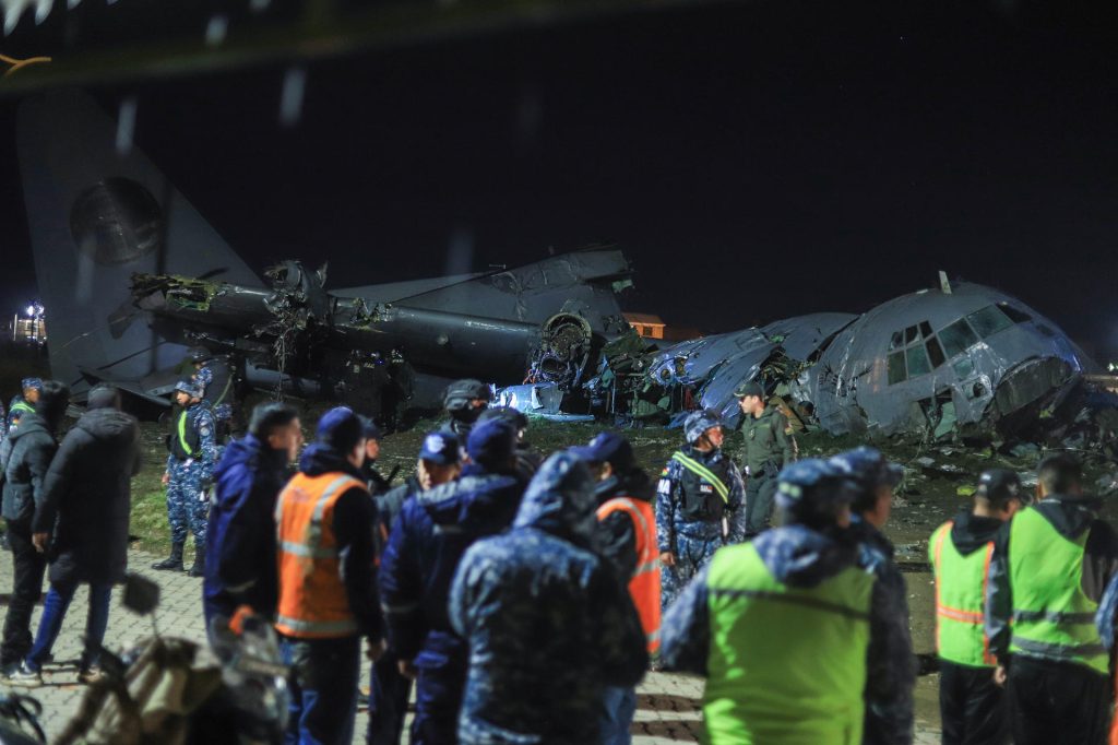 Avião militar cai na Bolívia e deixa ao menos 15 mortos