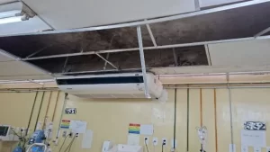 Devido às fortes chuvas, parte do forro da UTI no Walfredo desaba; pacientes são transferidos
