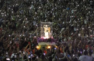 Natal recebe imagem peregrina de São Miguel Arcanjo e reúne milhares em vigília no anfiteatro da UFRN
