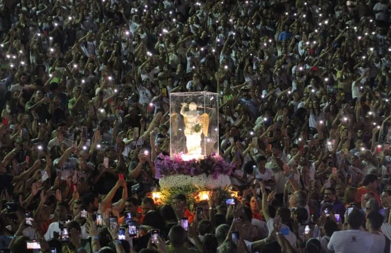 Natal recebe imagem peregrina de São Miguel Arcanjo e reúne milhares em vigília no anfiteatro da UFRN
