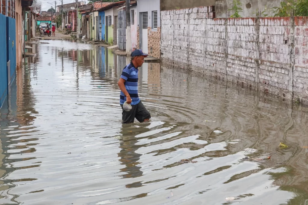 Prefeitura cadastra e atende 100 famílias após transbordo de lagoa de captação Jardim Progresso