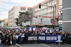 Milhares vão às ruas por jovem de direita morto na França
