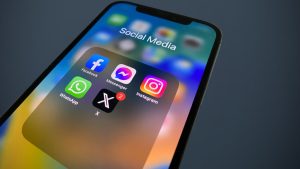 X diz que operação na França foi abusiva e “teatro policial”