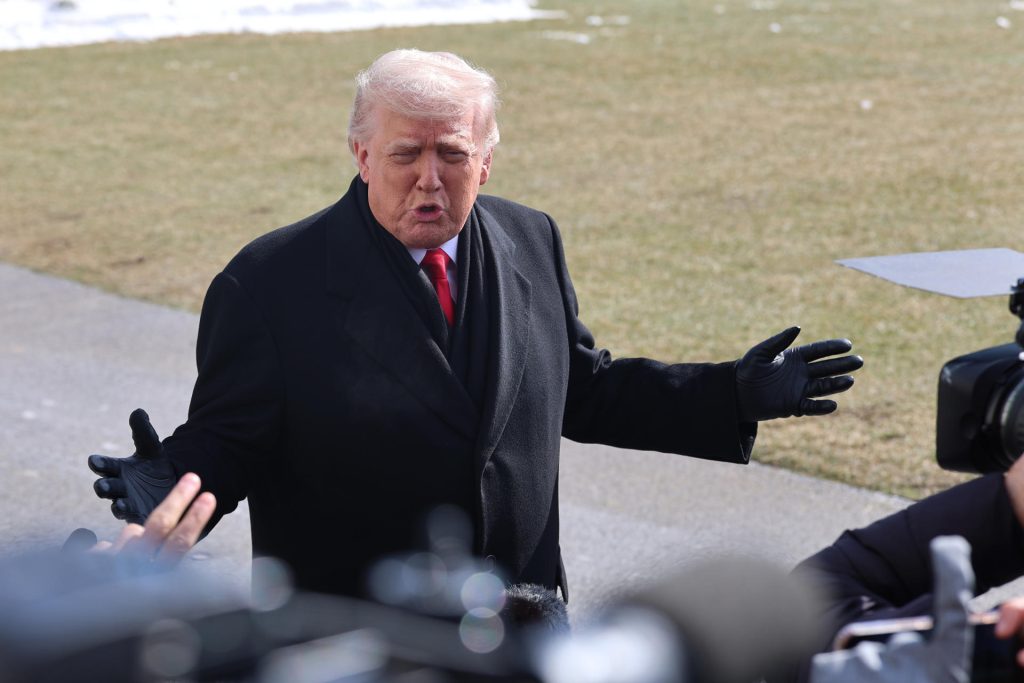 Trump culpa sua equipe por vídeo racista sobre Obama