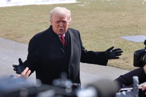 Trump culpa sua equipe por vídeo racista sobre Obama