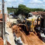 Cratera provoca desmoronamento de casa no bairro do Bom Pastor