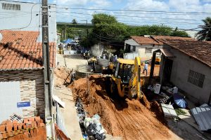 Cratera provoca desmoronamento de casa no bairro do Bom Pastor