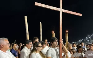 Comunidade católica realiza Via Sacra nas areias de Ponta Negra