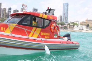 Bombeiros combatem incêndio em São Gonçalo e realizam resgate na Praia do Forte