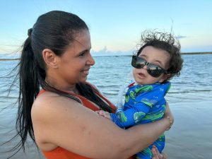 Internado desde o nascimento, menino de 1 ano sai do hospital para ver o mar pela 1ª vez