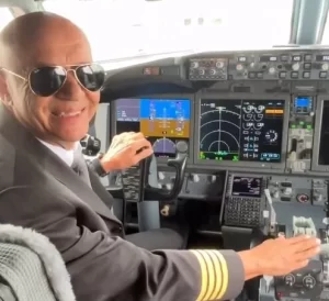 Piloto encerra carreira de 50 anos e recebe homenagem no Aeroporto de Natal