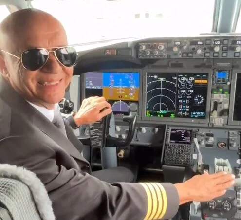 Piloto encerra carreira de 50 anos e recebe homenagem no Aeroporto de Natal
