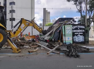 Estrutura abandonada em canteiro central na Av. Campos Sales é removido pela prefeitura