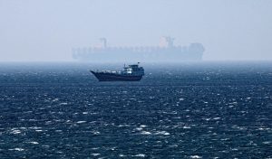 Superiate russo cruza o Ormuz em meio a bloqueio dos EUA e Irã