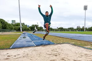 Sem estrutura: atletas de Natal criticam pista de atletismo da UFRN