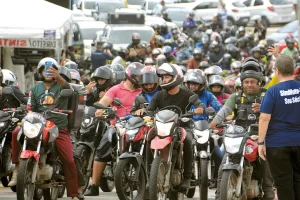 Motoristas e trabalhadores de apps protestam contra projeto de lei