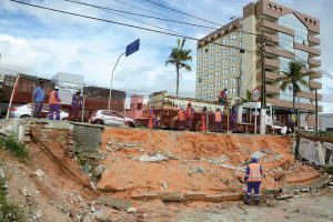 Obra de reparo em calçadão na Roberto Freire ainda não tem prazo de conclusão
